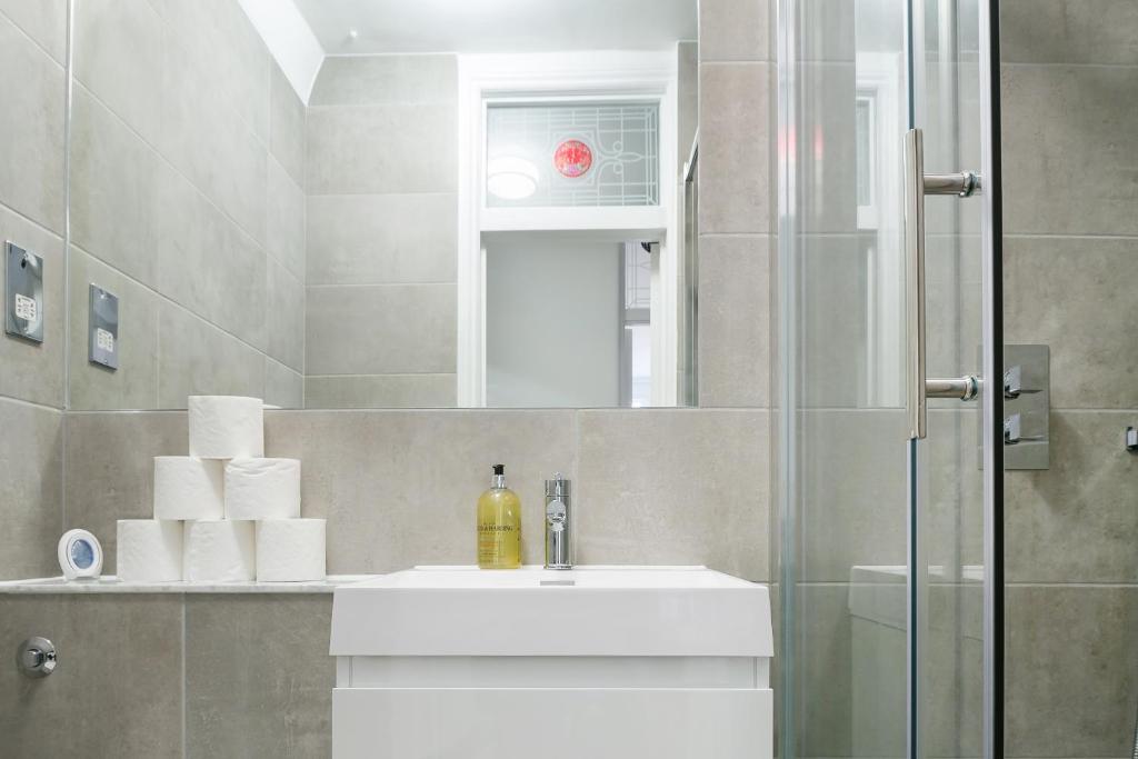 伦敦kings cross St Pancras luxury apt的一间带水槽和淋浴的浴室