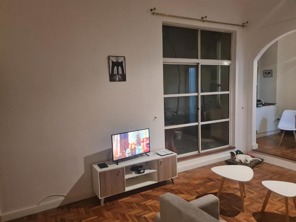 布宜诺斯艾利斯Departamento Alto Palermo的客厅配有壁橱上的平面电视