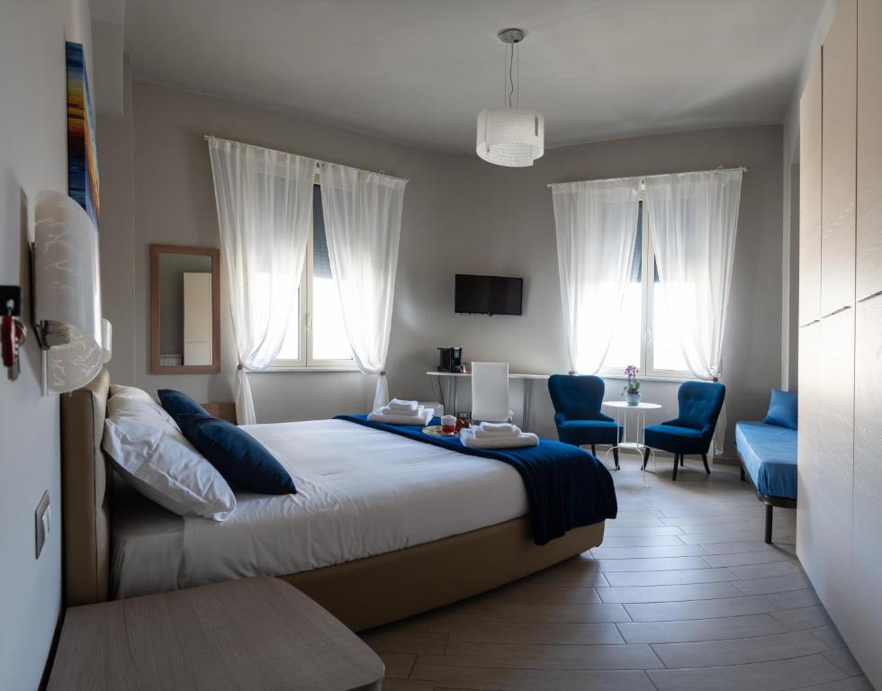 墨西拿CONTE CAVOUR的一间卧室设有一张大床和两个窗户。