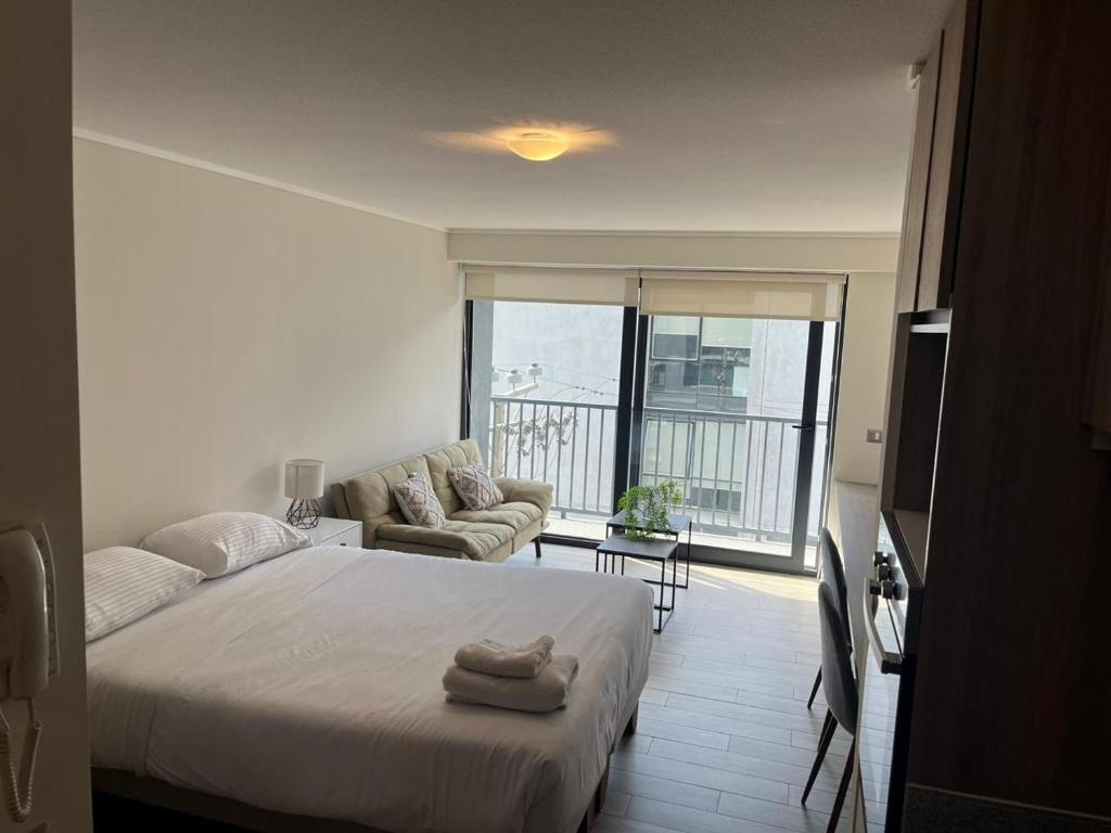 安托法加斯塔Central Vip Antofagasta的白色卧室配有床和沙发