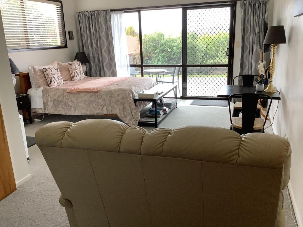 陶朗加Botanical Haven BnB的客厅配有沙发和1张床