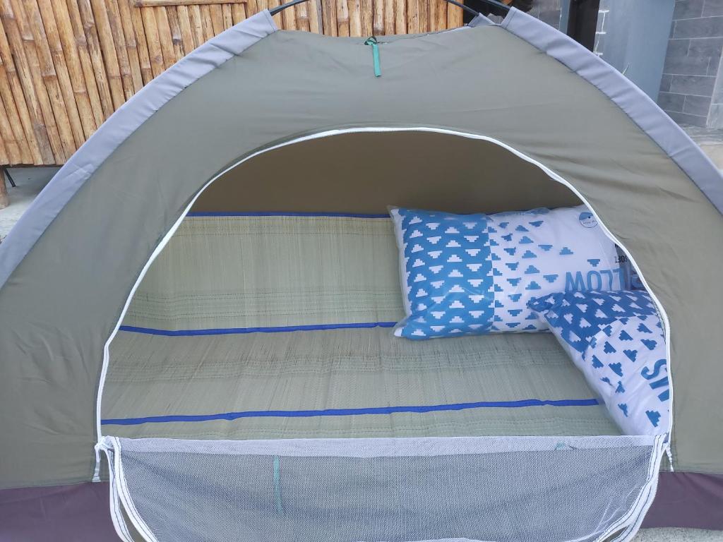 CalataganKua's Pad Batangas Tent的帐篷内的一张床位,配有枕头