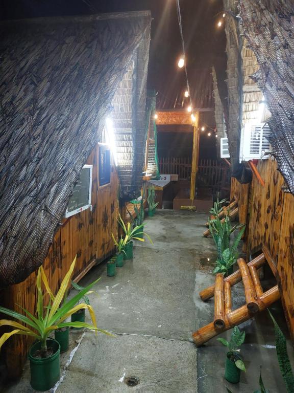利安Kua's Pad Batangas Kubo的一间设有木栅栏和一些植物的房间