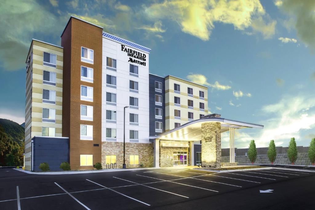 阿什维尔Fairfield Inn & Suites by Marriott Asheville Tunnel Road的停车场酒店 ⁇ 染