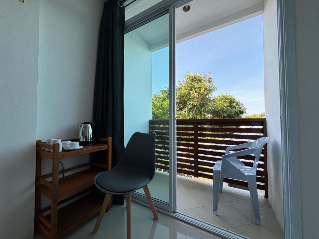 曾蒙海滩苏梅岛睡眠旅馆的窗户客房内的椅子和书桌