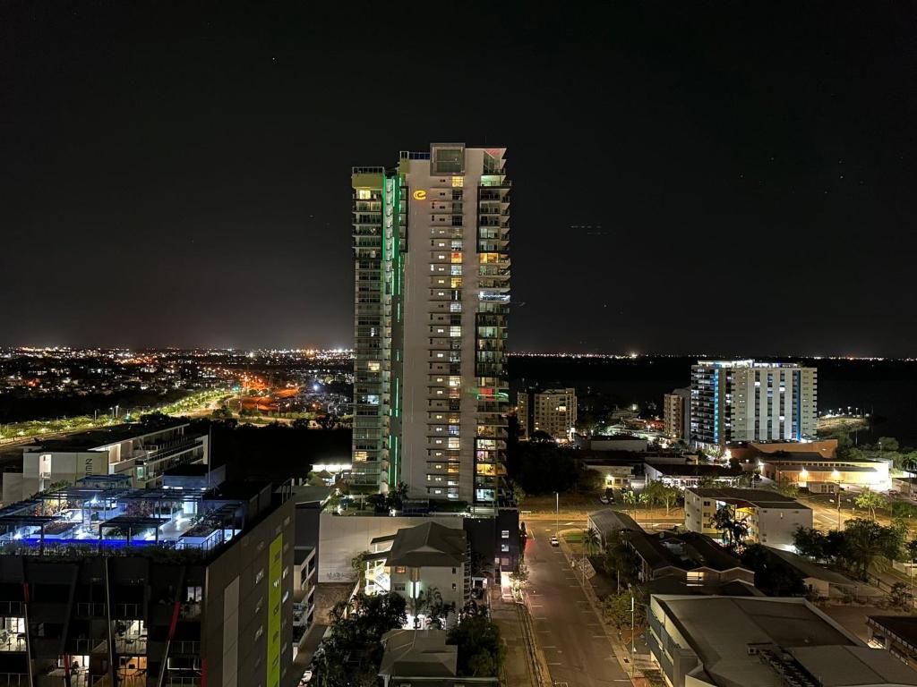 达尔文Pandanas Apt 5 15th fl Darwin CBD Harbor views的夜晚在城市的高楼