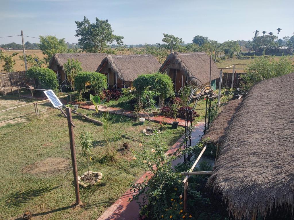 BokākhātAVA Resort, Kaziranga的一组茅草屋顶的房屋