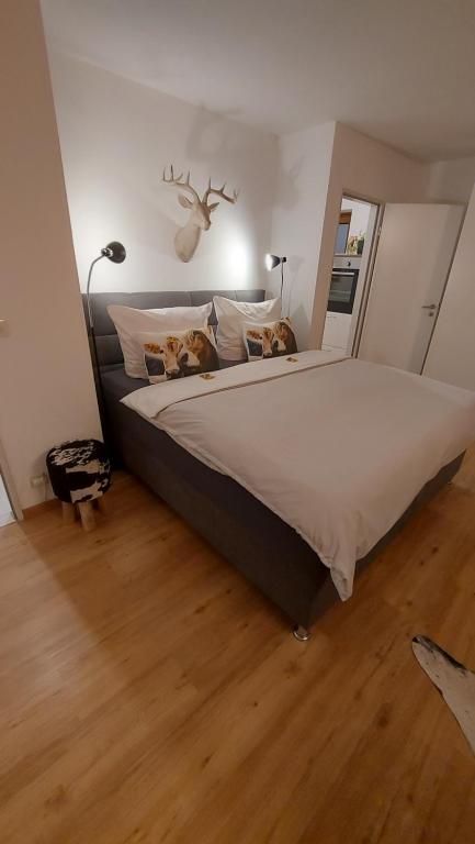 博尔斯特尔朗Ferienwohnung Bergblume的一间卧室配有一张大床和两个枕头