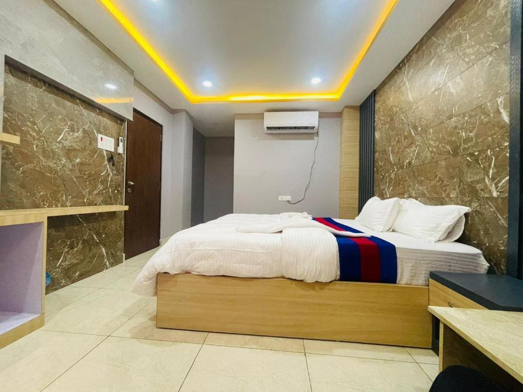 BirtamodHOTEL RUSKIN的一间卧室设有一张床和一个步入式淋浴间。