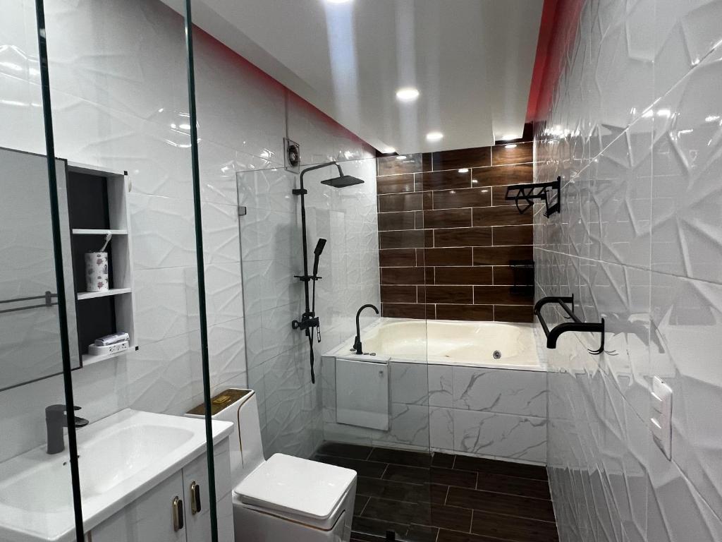 PantojaAcogedor y moderno Spot para parejas!的带浴缸、卫生间和淋浴的浴室。