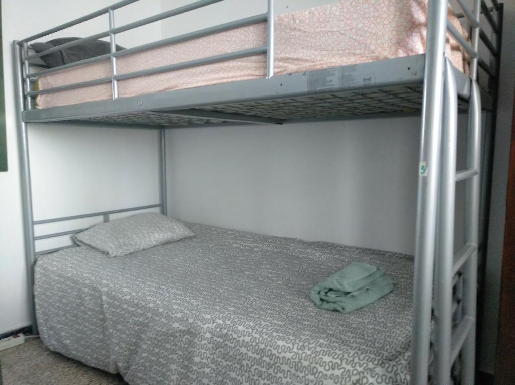 法马拉Famara Home stay的带双层床的客房中的一张双层床,冒着险