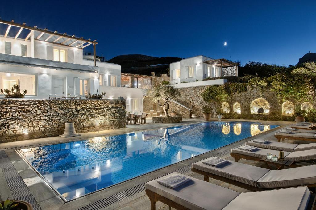 法蒂亚Villa Galaxy的夜间带游泳池的别墅