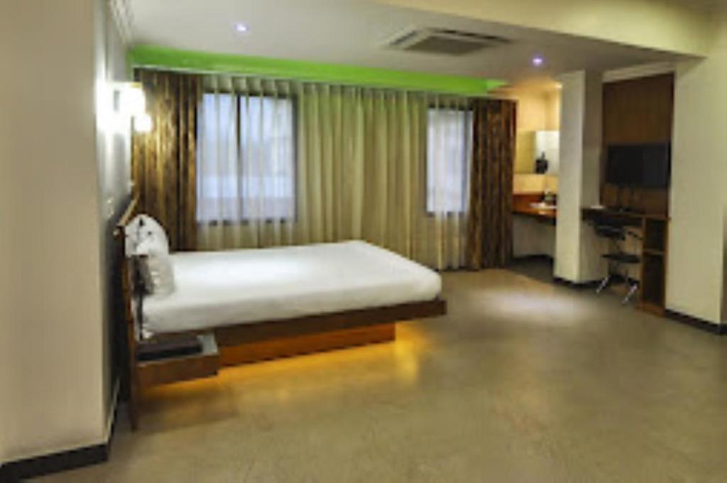 因帕尔Hotel Yaiphabaa , Imphal的卧室配有一张床