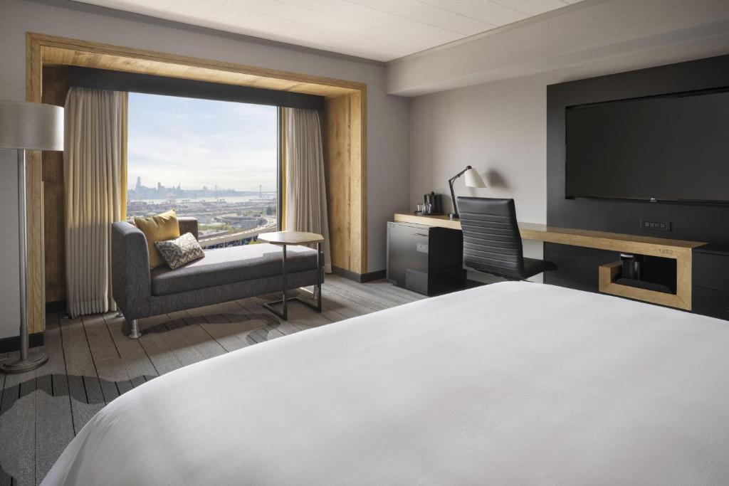 奥克兰奥克兰市中心万豪酒店的配有一张床和一台平面电视的酒店客房