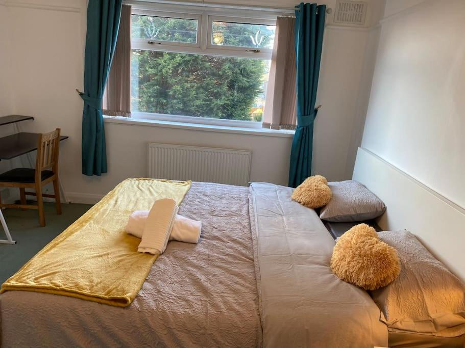 曼彻斯特The Gold的一间卧室配有带2条毛巾的床和窗户。
