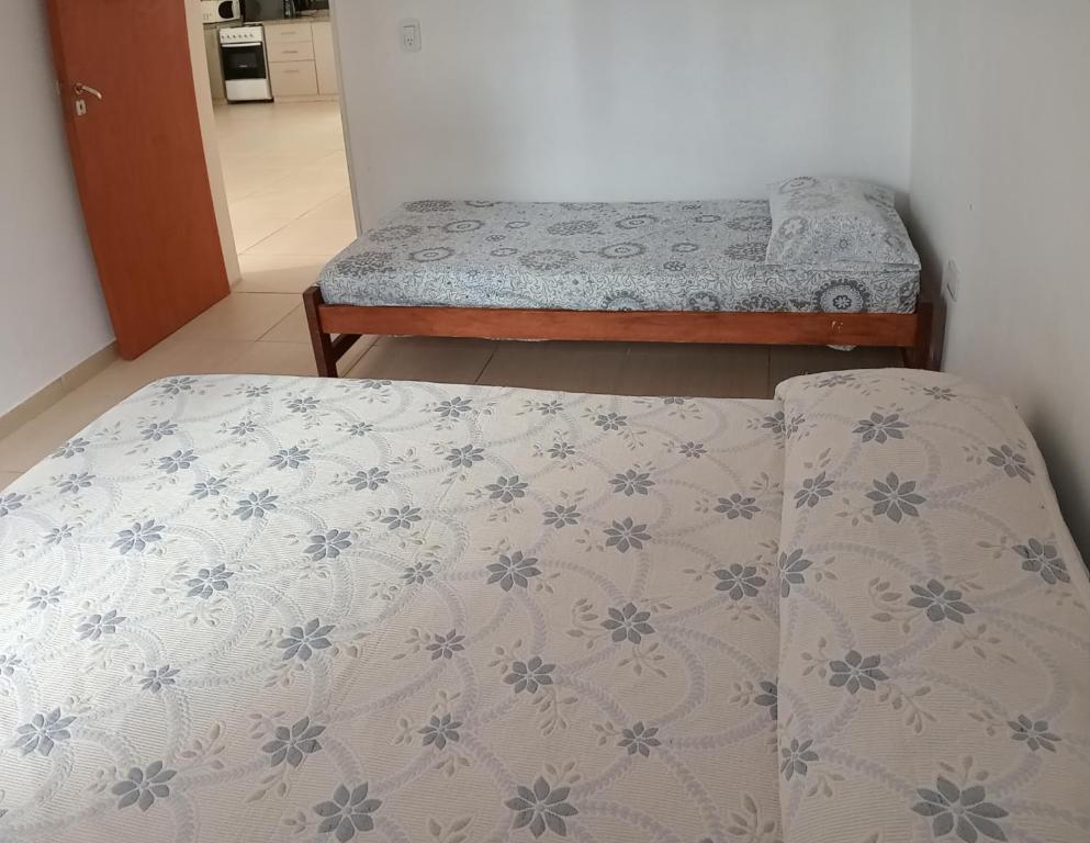 坦季Mi Casa de Campo的一间卧室配有两张单人床。