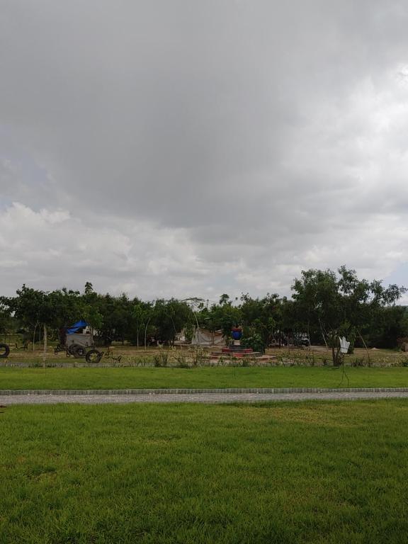 MbuguniShelta Village View Resort的远处有一条路的草地