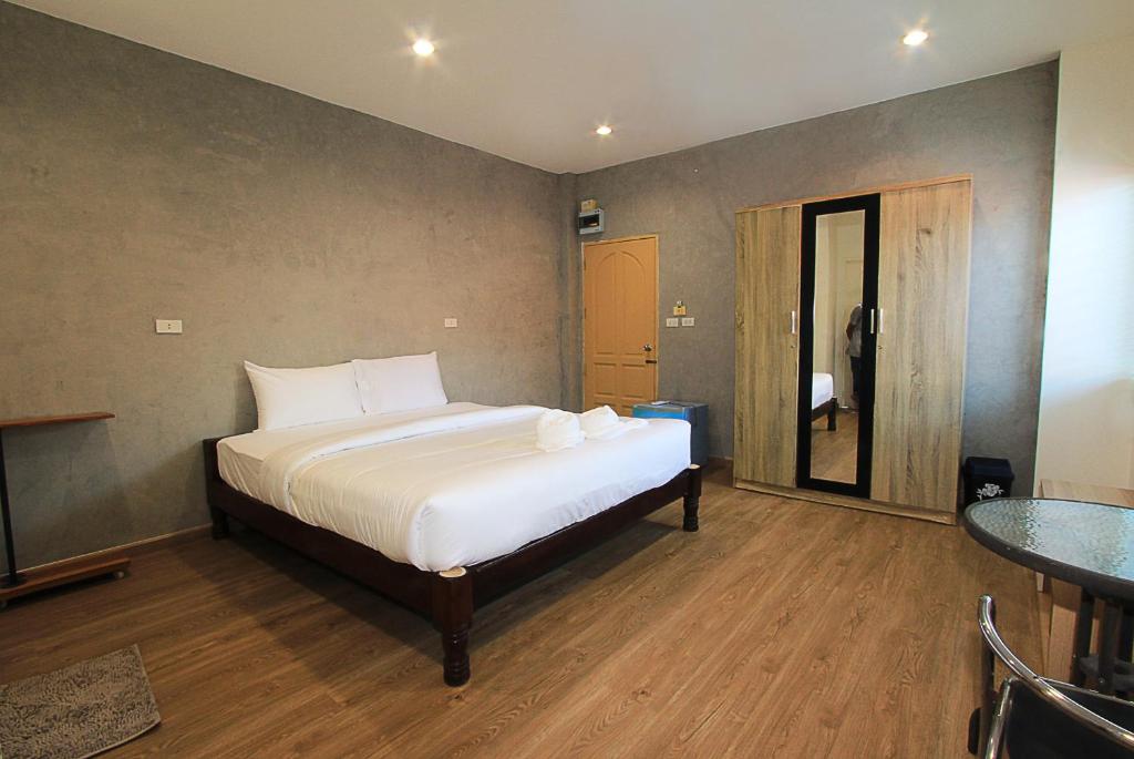 波普托ZAYN Samui Hotel的一间卧室配有一张大床和一张桌子
