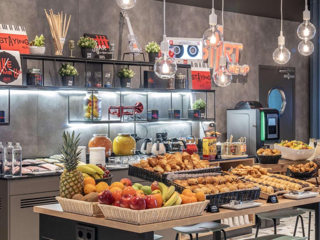马德里Ibis Madrid Aeropuerto Barajas的厨房里有很多水果和蔬菜篮子