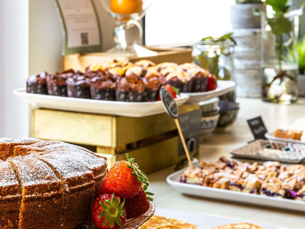 阿格拉泰布里亚恩扎Mercure Milano Agrate Brianza的面包店提供蛋糕、草莓和其他糕点