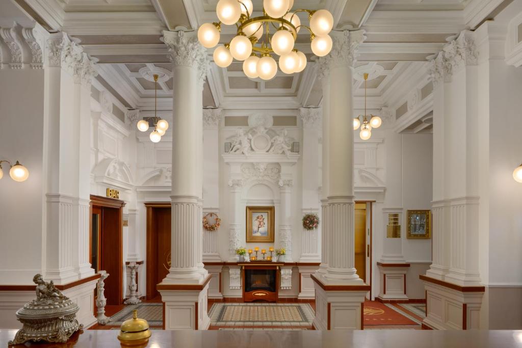布拉格七天精品酒店的大房间设有白色的柱子和吊灯