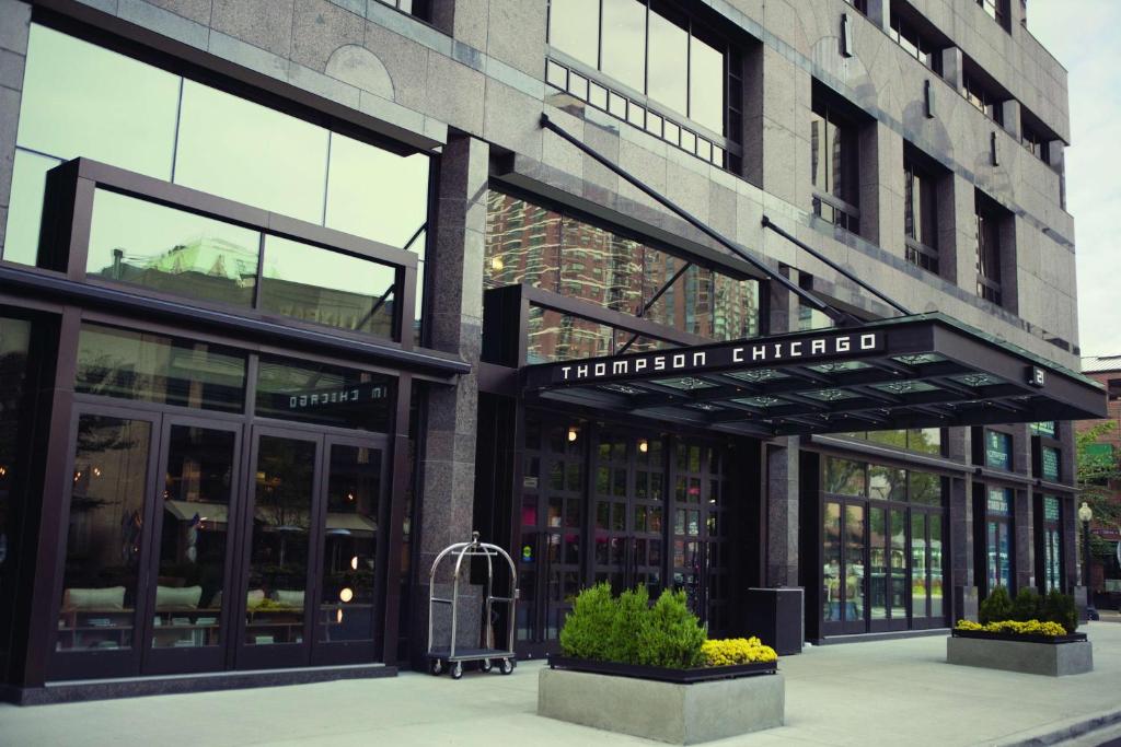 芝加哥Thompson Chicago, by Hyatt的一座大建筑,上面有看病的标志