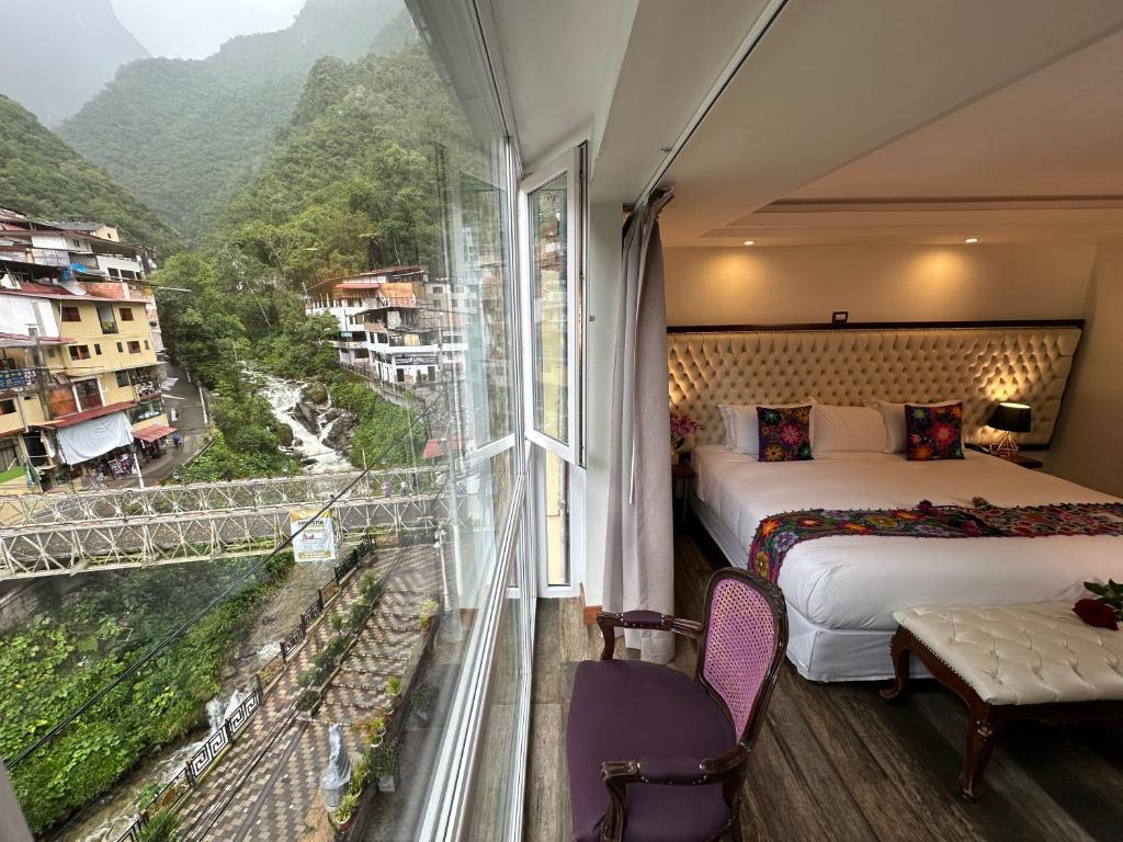 马丘比丘Jaya Machu Picchu Boutique Hotel的酒店客房设有两张床和大窗户。