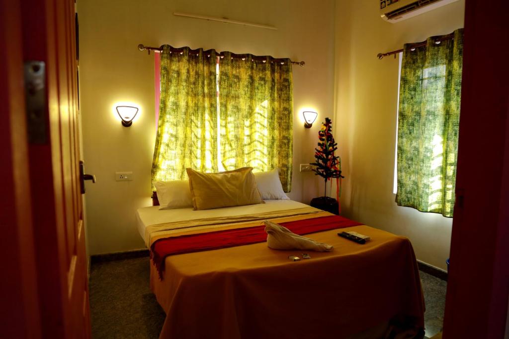 马拉利库兰Marari Anns Casa Beach Homestay的一间卧室设有两张床和窗户。
