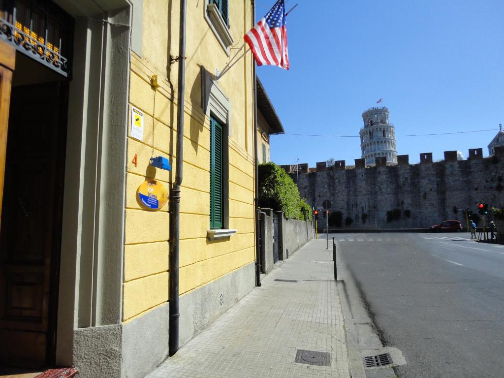 比萨比萨斜塔旅馆的街道边有美国国旗的建筑物