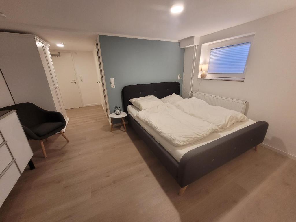 策勒Zimmer im Souterrain mit eigenem Bad的卧室配有床、椅子和窗户。