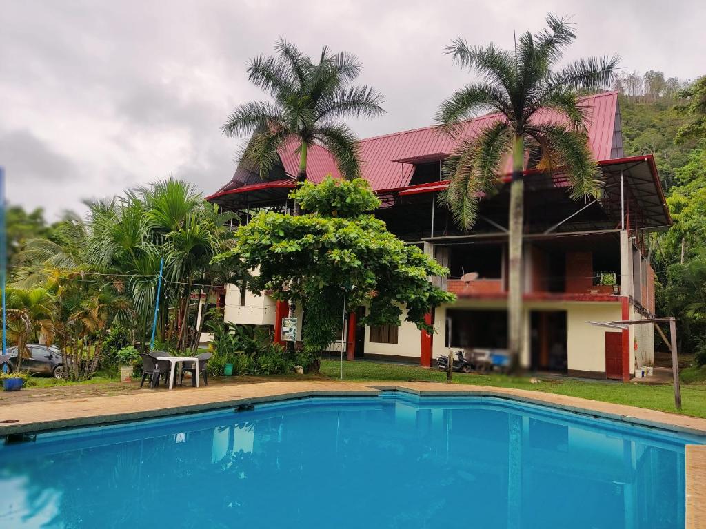 SatipoParaiso Inn的大楼前带游泳池的房子