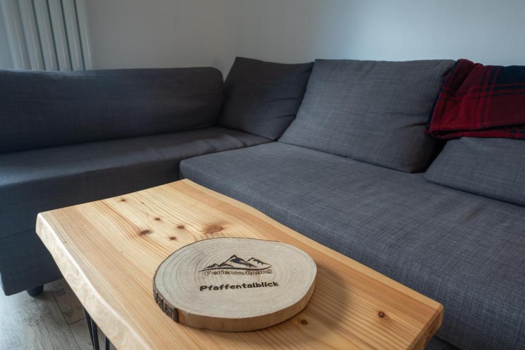 策拉-梅利斯Ferienwohnung Pfaffentalblick的一张沙发,上面有一张带帽子的木制咖啡桌