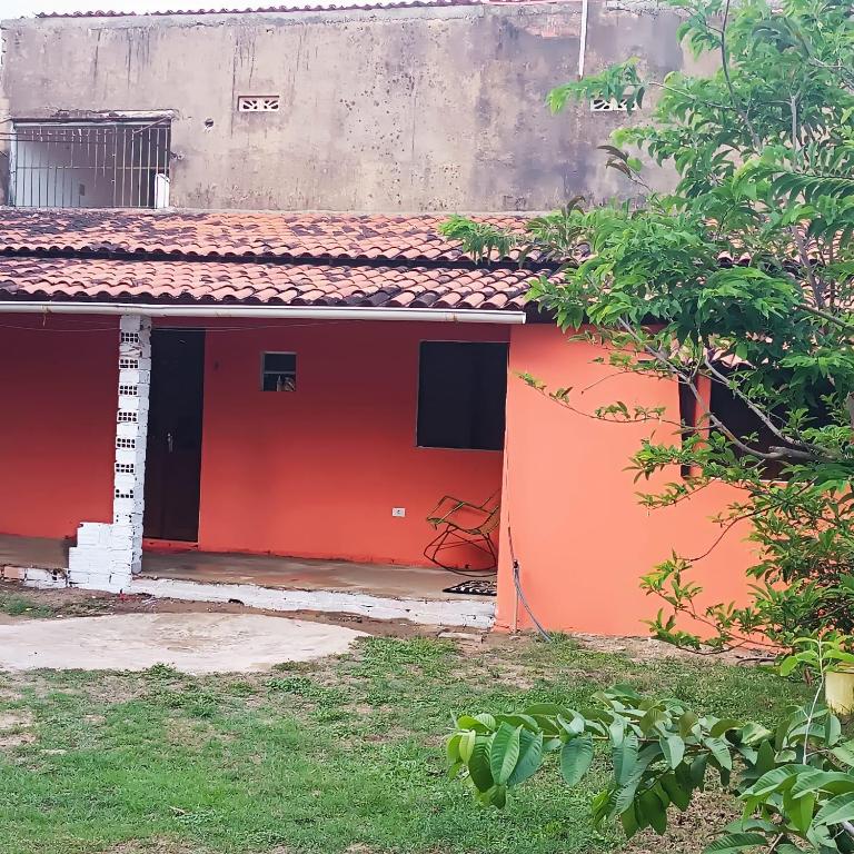 马拉戈日Cantinho da Rosy的橙色和黑色的房子