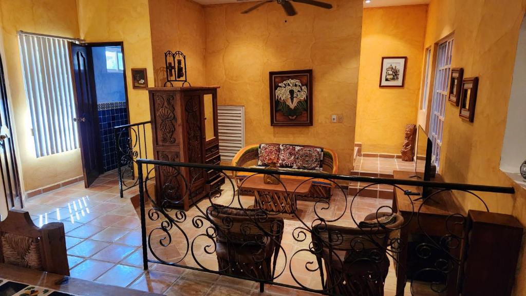 科苏梅尔Casa Colonial, Cozumel的客房设有带桌椅的阳台。