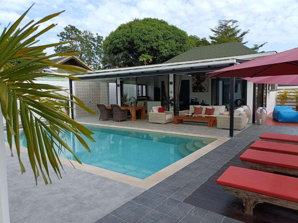 拉威海滩Beautiful private 3 bedroom villa with pool and gym的房屋旁的游泳池
