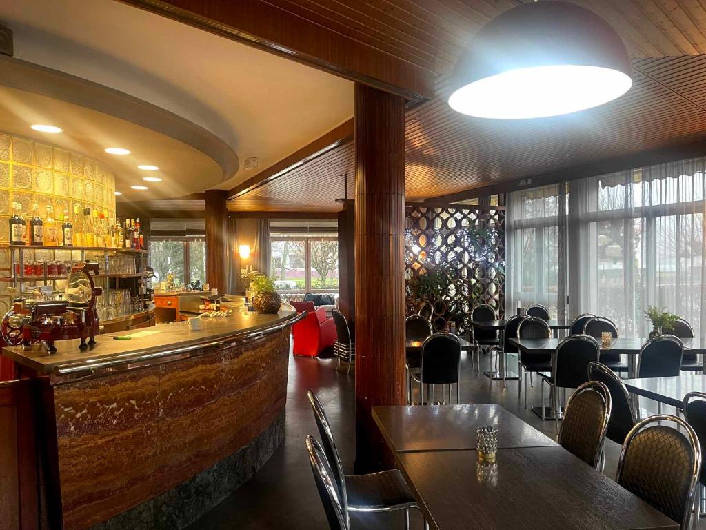 热拉梅雷泽尔弗酒店的餐厅设有酒吧,配有桌椅