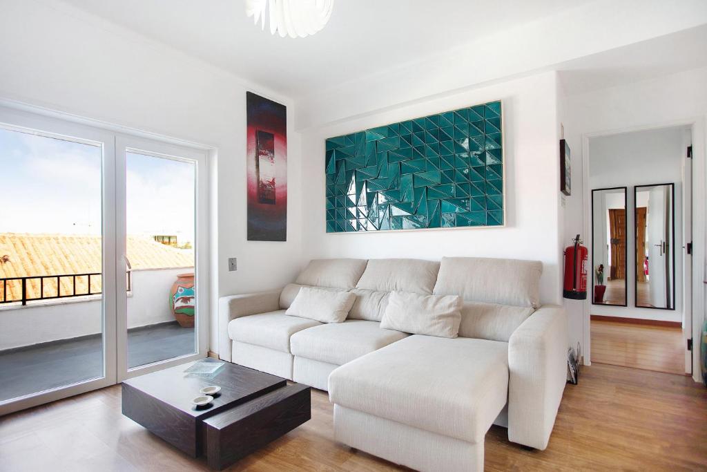 卡尔达斯达·赖尼亚Apartamento da Alegria的白色的客厅配有沙发和桌子