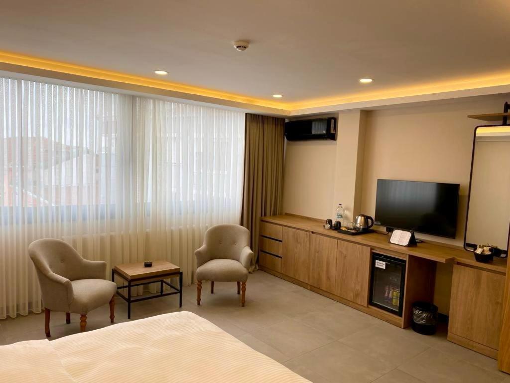 伊斯坦布尔BeL LETTO HOTEL的配有一张床和一台平面电视的酒店客房