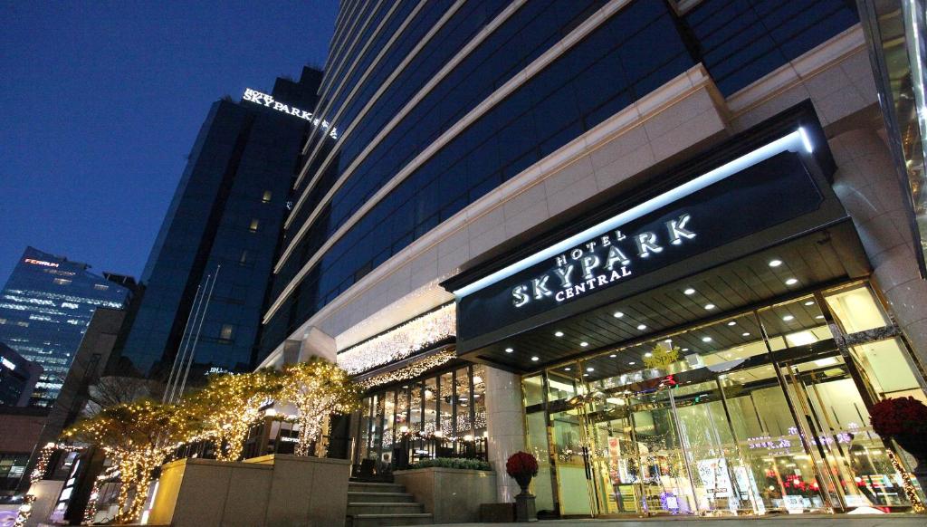首尔中央明洞空中公園酒店的夜空在城市建筑物前的商店