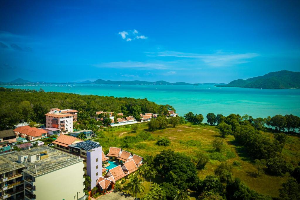 拉威海滩Phuket Kana International Hotel普吉岛卡娜国际酒店的享有度假村和水域的空中景致