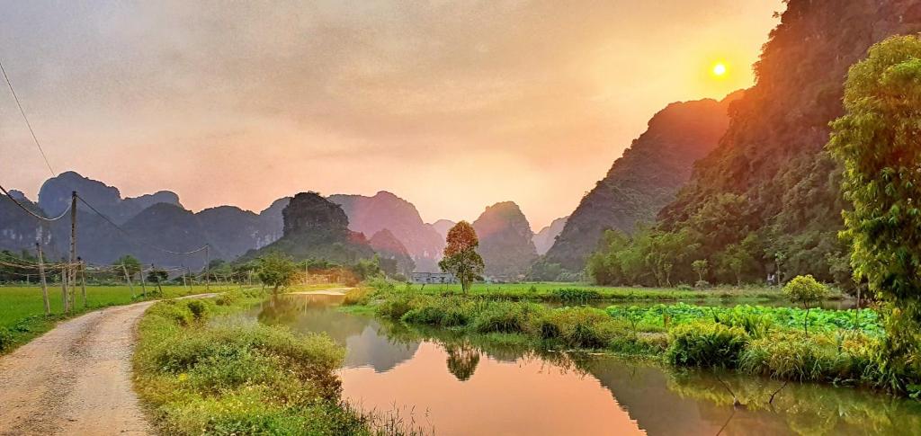 Nguyên NgoạiNice homestay in Ninh Binh的一条山河旁的土路