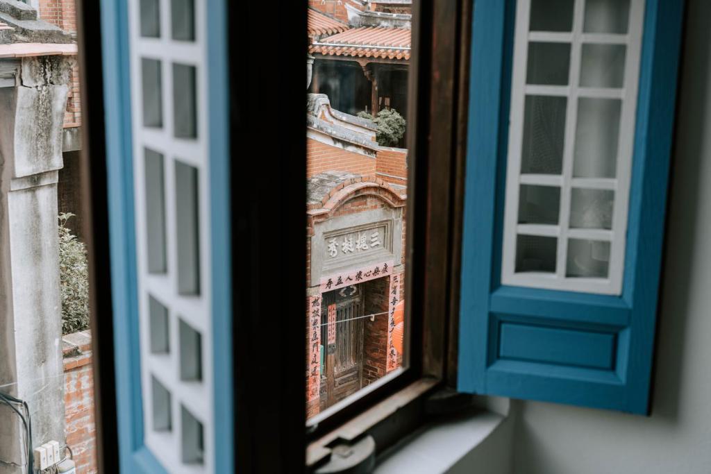 鹿港镇鹿港老街十三號民宿的享有大楼景致的开放式窗户