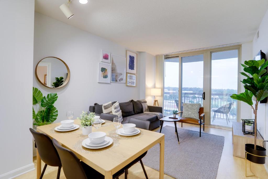阿林顿Apartment with Panoramic City view of Ballston的客厅配有桌子和沙发