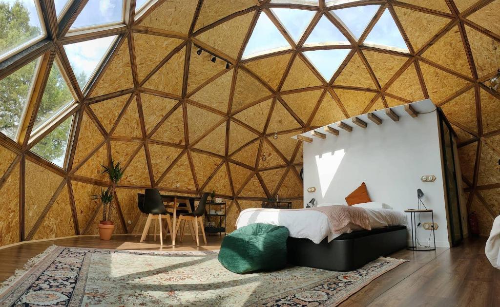 Lodares de OsmaMiradomos Glamping Rural的蒙古包内一间卧室,配有一张床