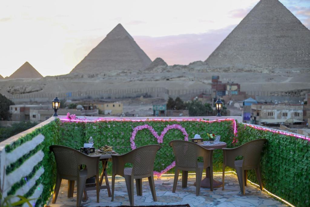 开罗pyramids show hotel的一间享有金字塔景致的餐厅