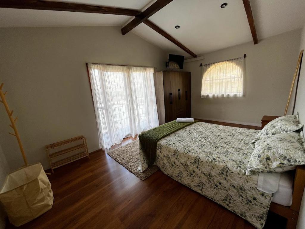 瓦努科Casa San Lorenzo的一间卧室设有一张床和一个大窗户