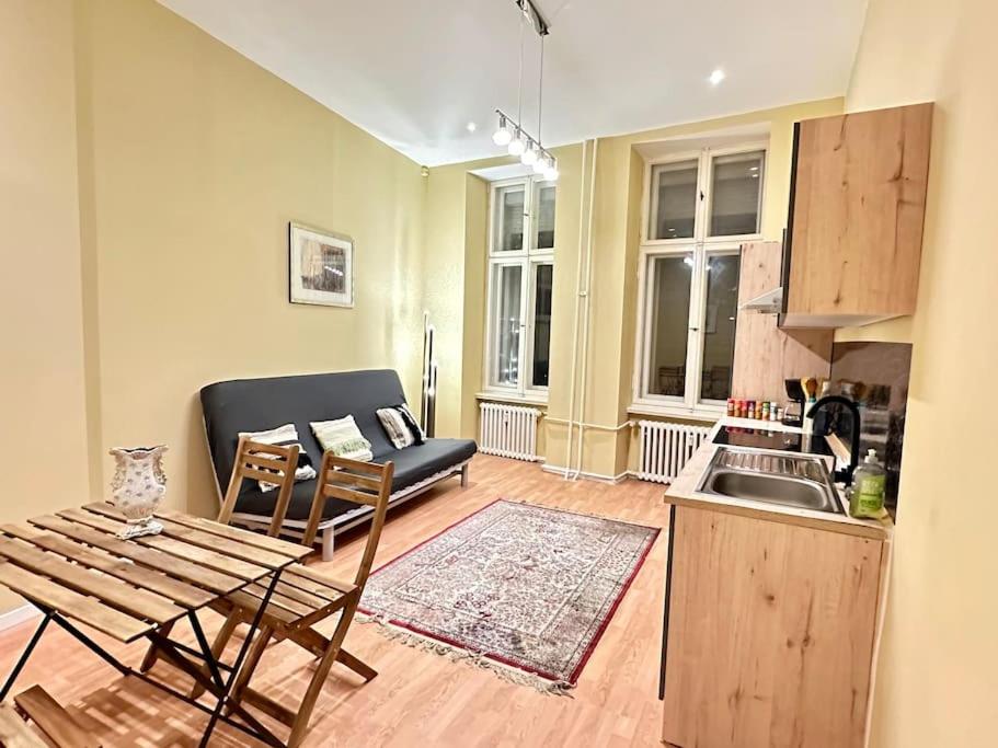 柏林Erstklassiges Studio im Zentrum的客厅配有桌子和沙发