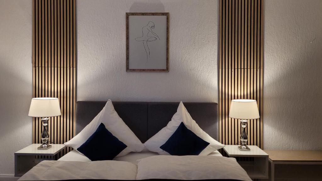 温特里希Gästehaus Föhr的一间卧室配有一张带两盏灯的床。