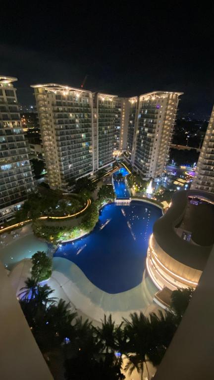 马尼拉Azure Urban Resort Residences的享有泳池和高楼的景色