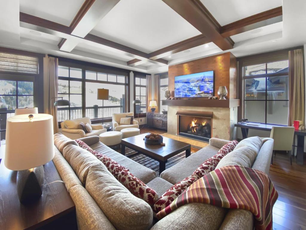 帕克城401 Empire Pass Ski-In Ski-Out Escape! Luxury at Deer Valley Mountains! condo的带沙发和壁炉的客厅